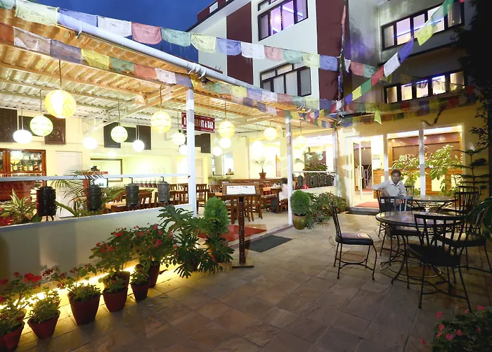 Hotel Aryatara 3*